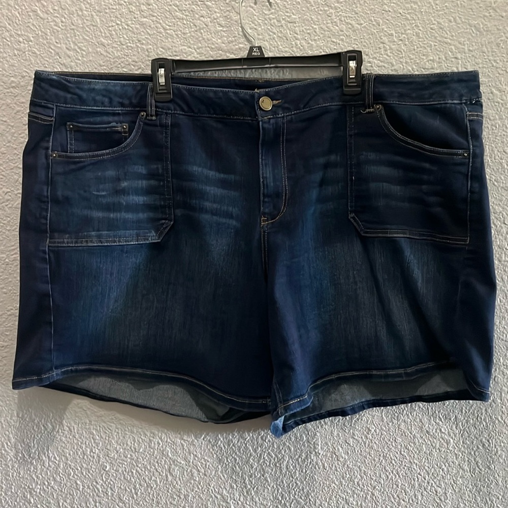 Lane Bryant shorts size 28 like new